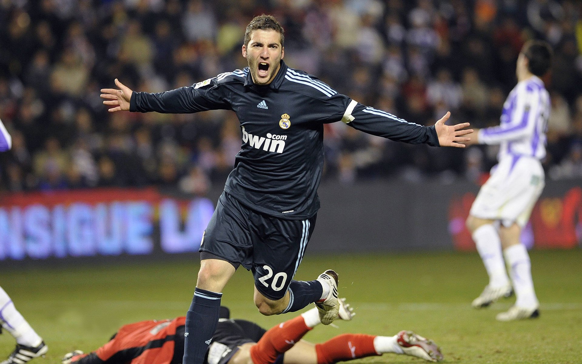 尤文图斯俱乐部官方宣布续约主力后卫合同，尤文图斯队